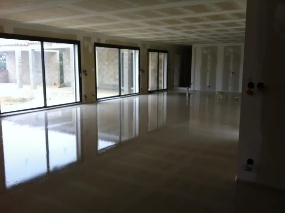 Tubes de plancher chauffant enrobés par une chape fluide anhydrite avant séchage, chantier dans le Gard Tubes de plancher chauffant enrobés par une chape fluide anhydrite avant séchage, chantier dans le Gard
