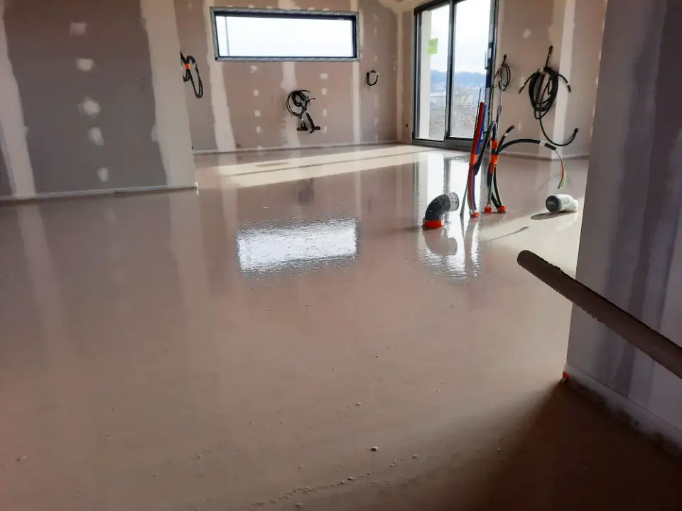 Chape fluide à Alès et dans le Gard 1 Coulage d'une chape fluide autonivelante à la pompe dans une maison à Alès, dans le Gard