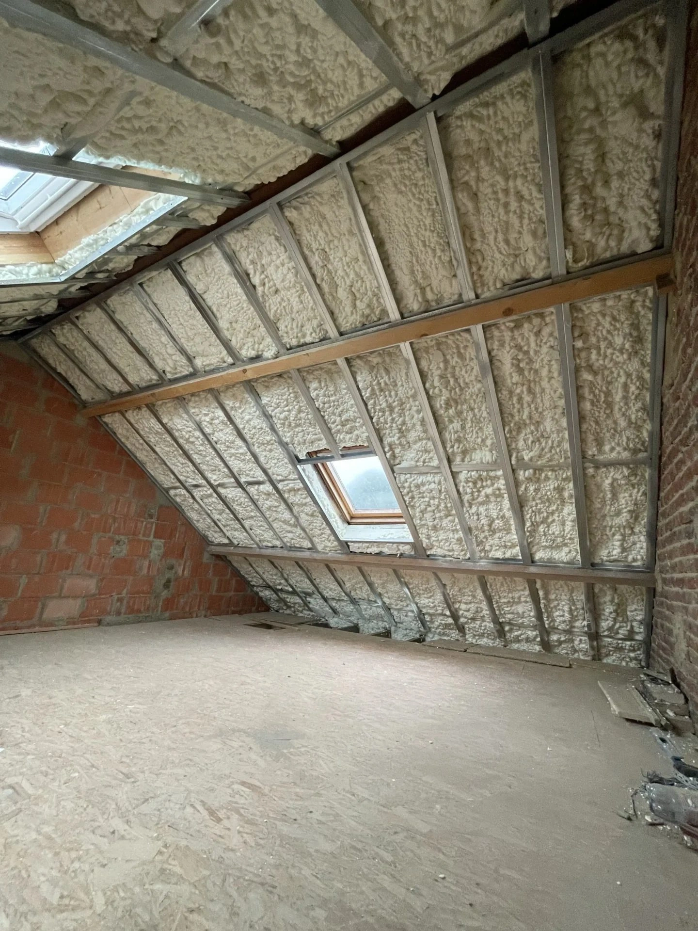 La même façade de copropriété à Montpellier après isolation extérieure et enduit neuf La même façade de copropriété à Montpellier après isolation extérieure et enduit neuf