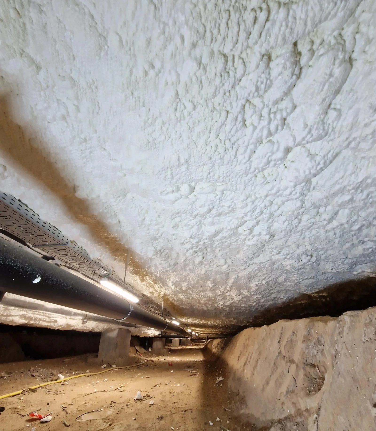 Le même vide sanitaire après projection de mousse polyuréthane, couche continue sans joint