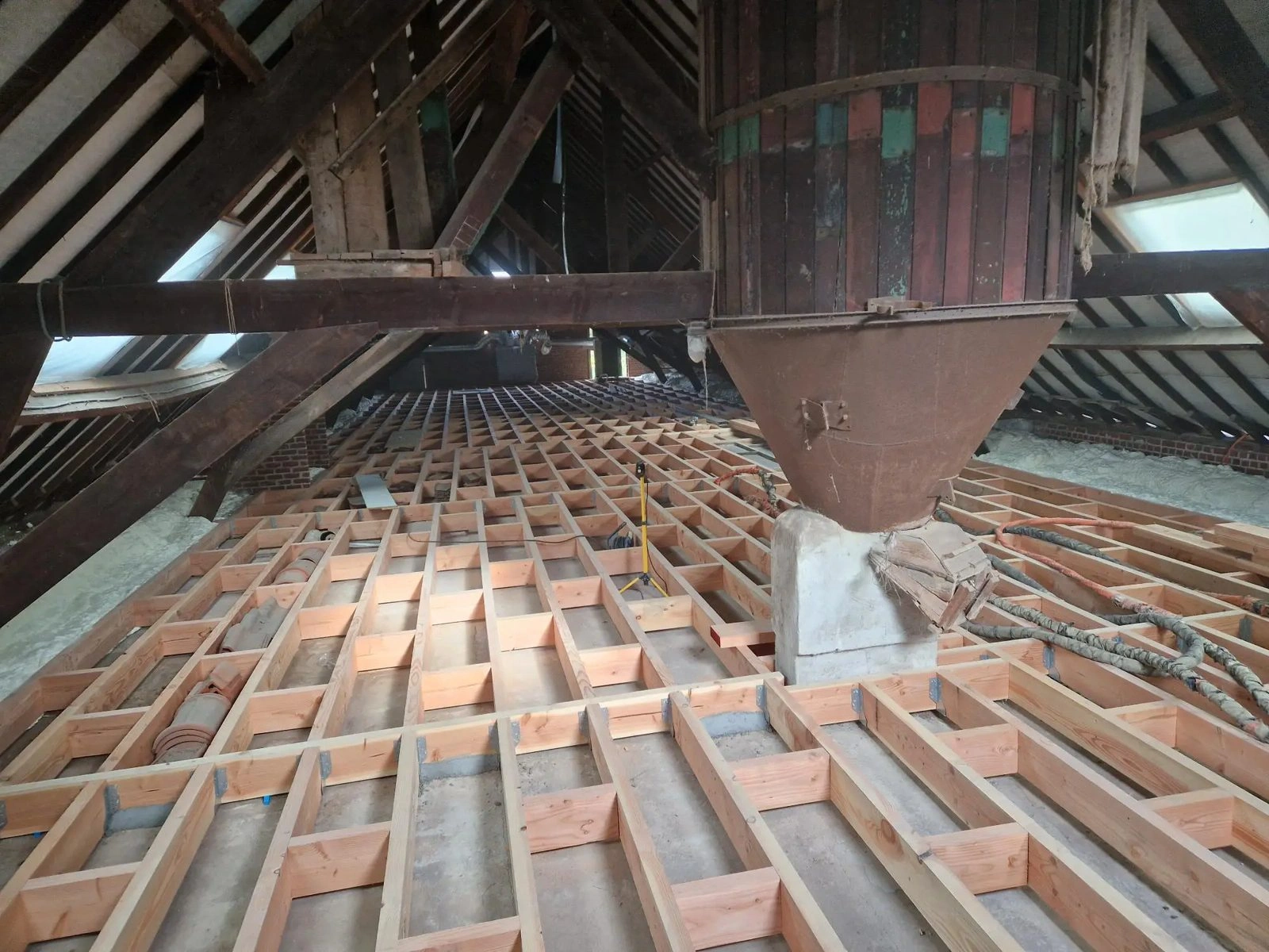 Combles perdus non isolés d'une maison de faubourg à Avignon avant travaux