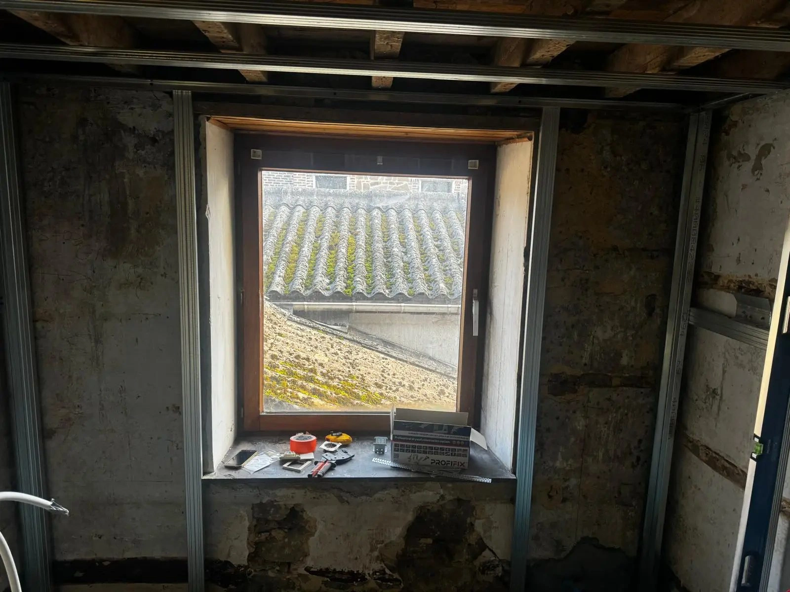 Combles perdus non isolés, plancher nu et solives apparentes, dans une maison à Uzès