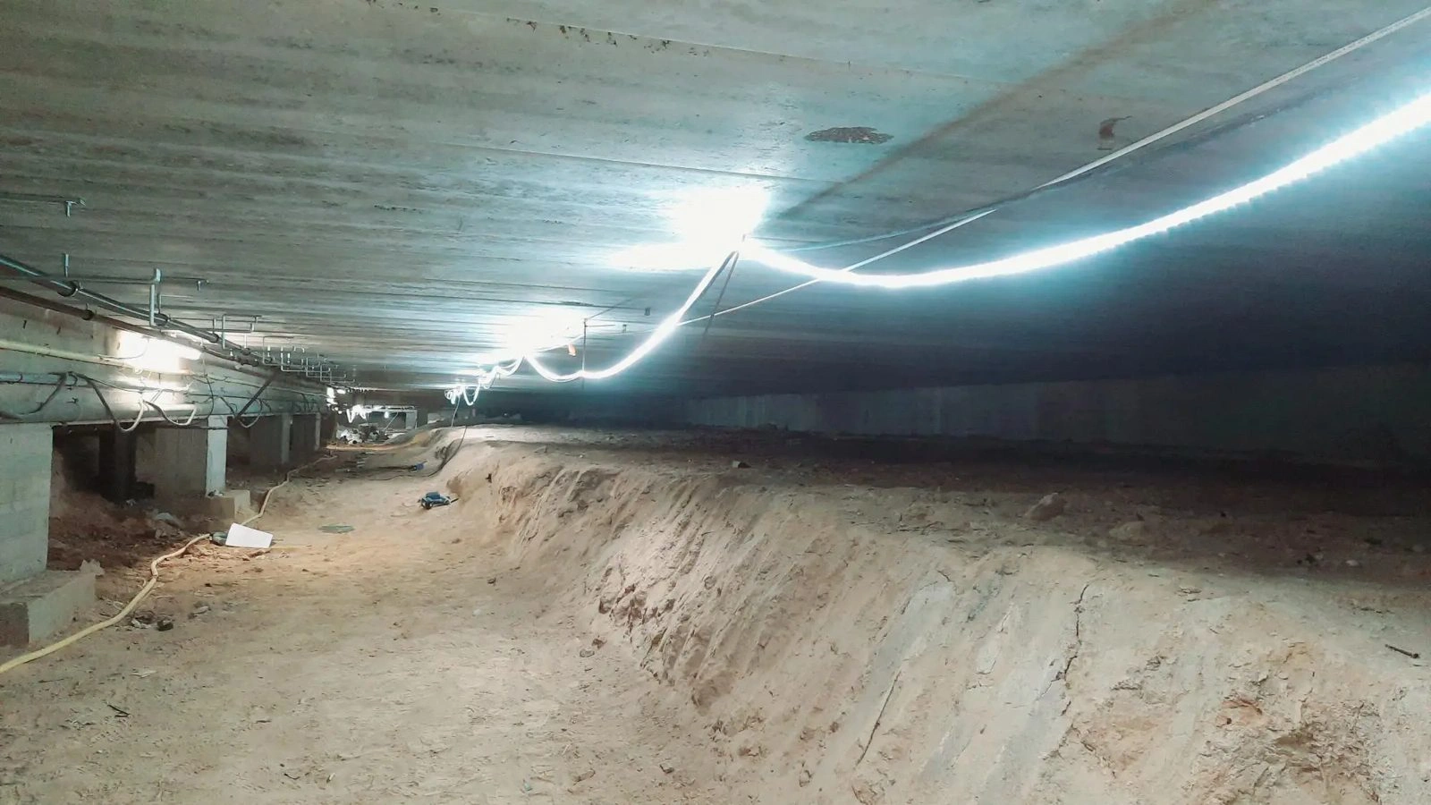 Vide sanitaire non isolé d'une maison du Gard, sous-face de plancher et poutrelles apparentes