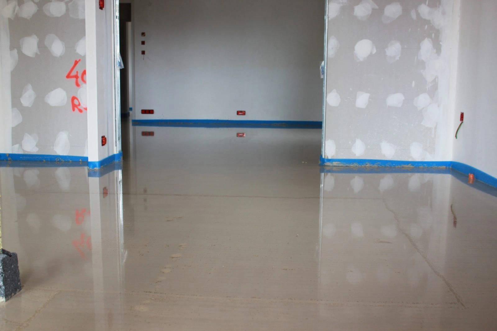 Isolation biosourcée à Alès et dans le Gard 2 Doublage intérieur en panneaux de laine de bois avec membrane de gestion de la vapeur d'eau dans une maison du Gard