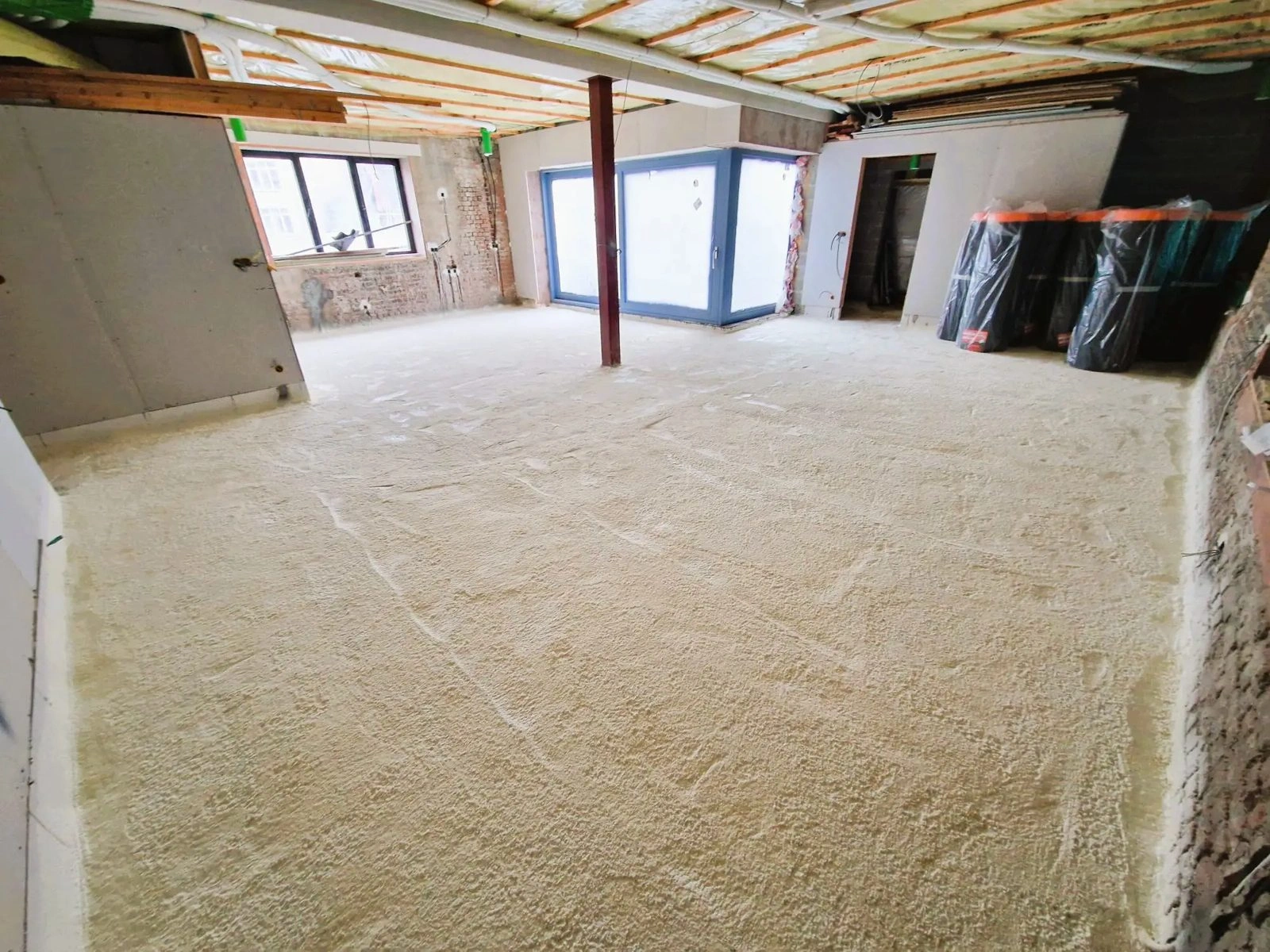 Mousse polyuréthane projetée sur un plancher avant coulage d'une chape fluide dans le Gard