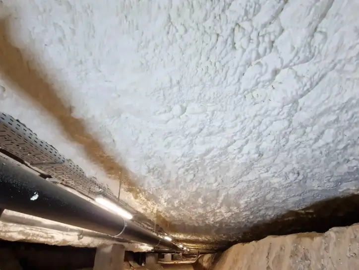 Projection de mousse polyuréthane dans le vide sanitaire d'une maison du Gard