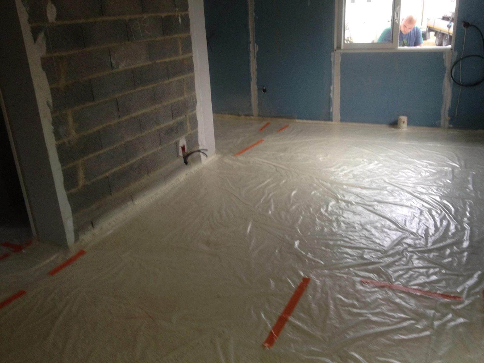 Réalisations 3 Chape fluide anhydrite fraîchement coulée sur plancher chauffant dans une maison rénovée à Uzès